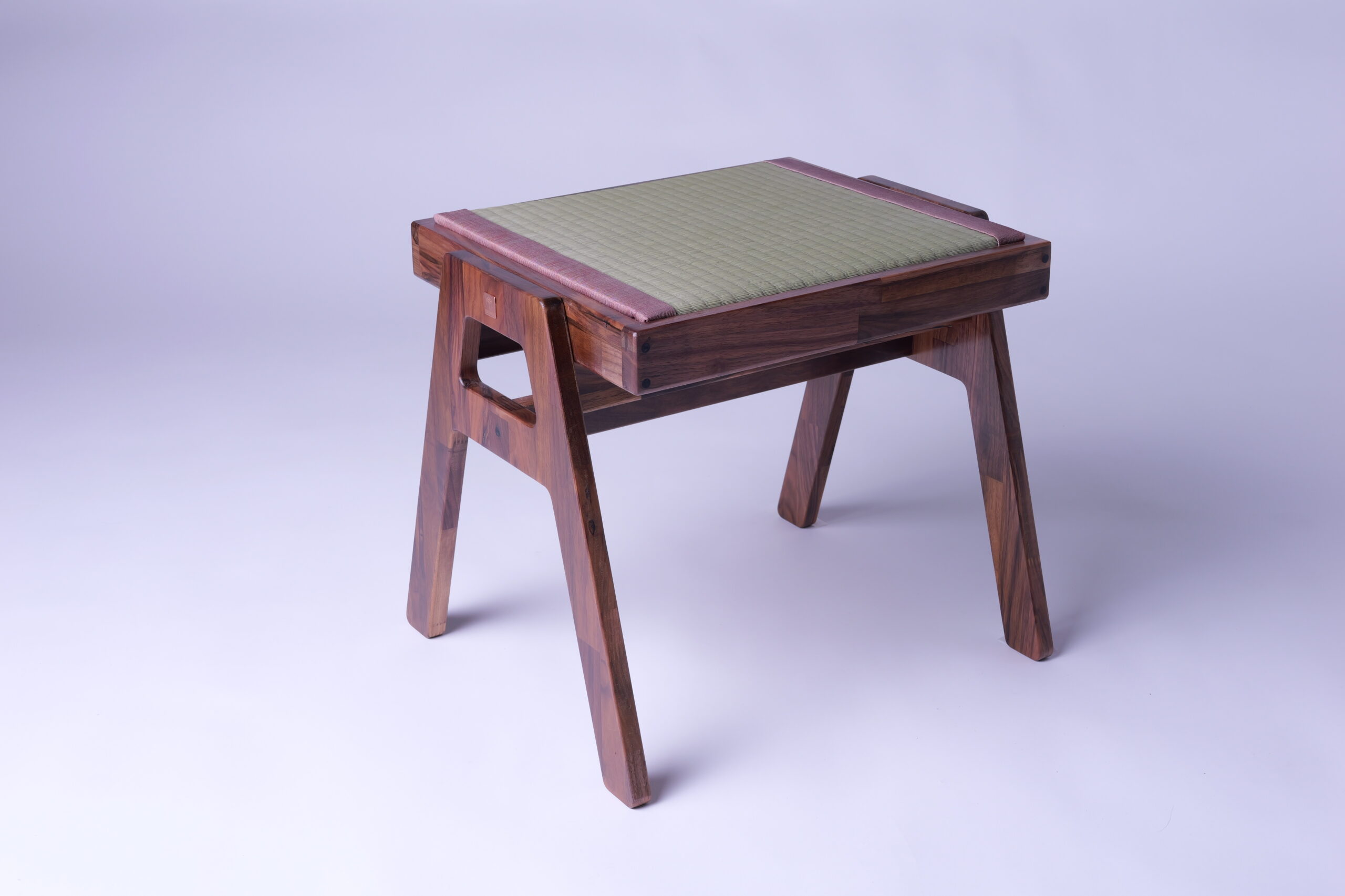 ウォールナットスツール
WALNUT STOOL